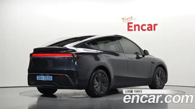 2025 Tesla Model Y, foto 2