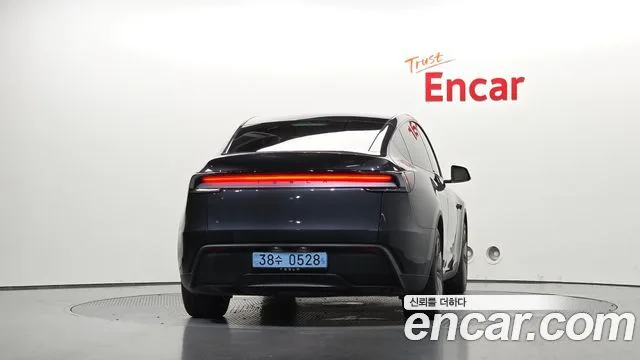 2025 Tesla Model Y, foto 4