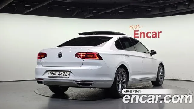 2018 Volkswagen Passat, foto 2