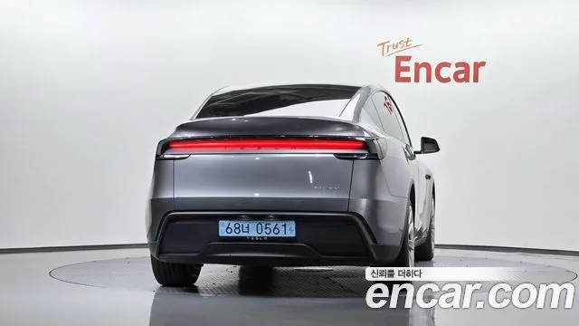 2025 Tesla Model Y, foto 3