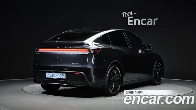 2025 Tesla Model Y, foto 2