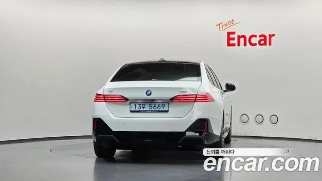 2024 BMW i5, foto 4