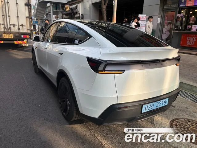 2025 Tesla Model Y, foto 2