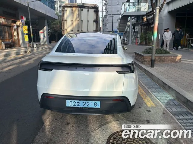 2025 Tesla Model Y, foto 3