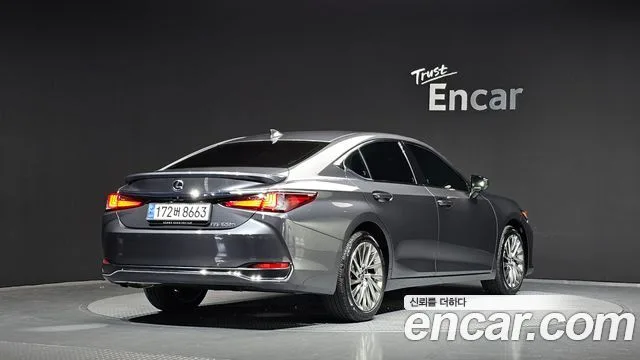 2025 Lexus ES