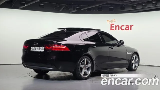 2016 Jaguar XE, foto 2
