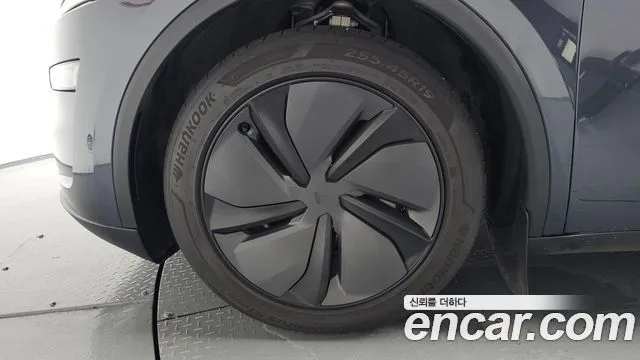 2025 Tesla Model Y, foto 4