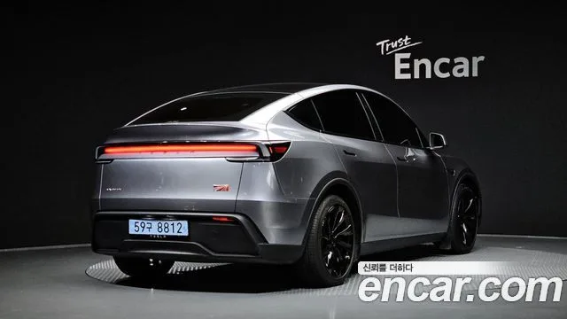 2025 Tesla Model Y, foto 2