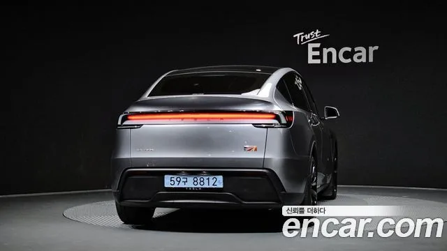 2025 Tesla Model Y, foto 4