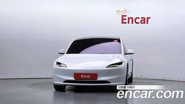 2025 Tesla Model 3, foto 3