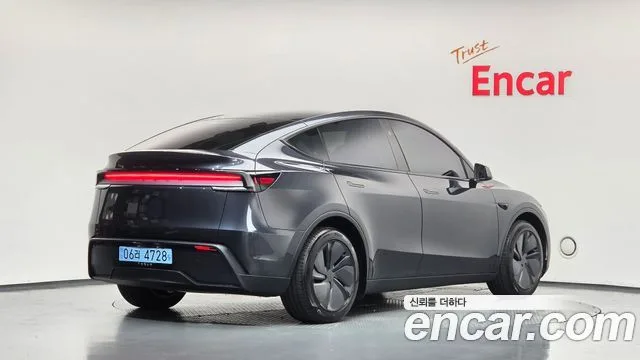 2025 Tesla Model Y, foto 2