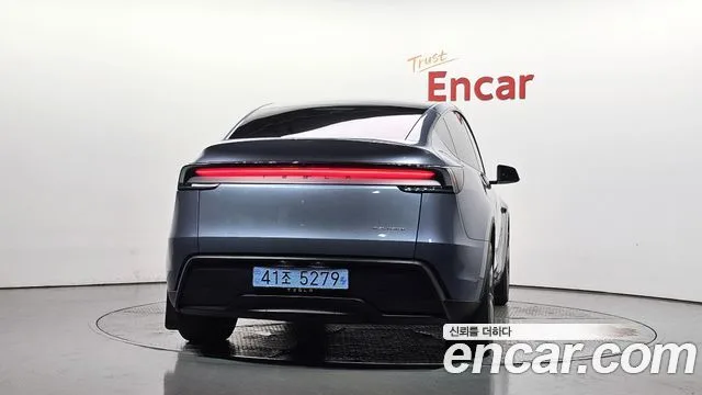 2025 Tesla Model Y, foto 4