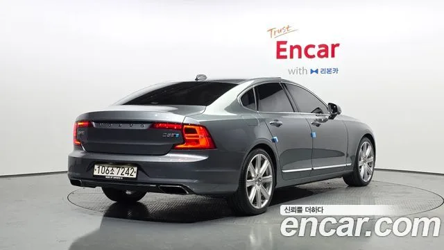 2017 Volvo S90