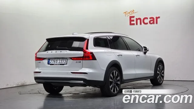 2025 Volvo V60