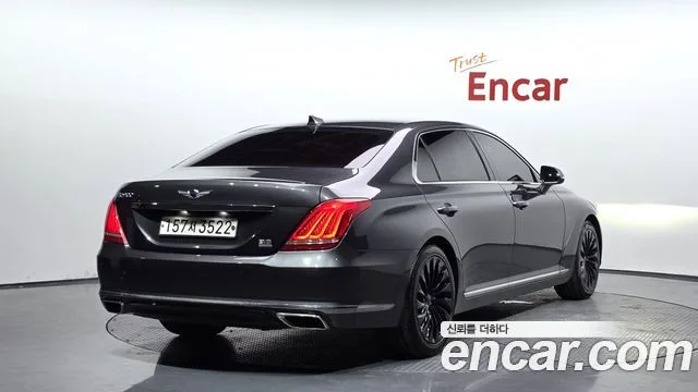 2017 Genesis EQ900