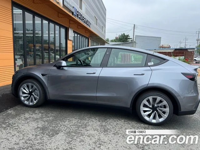 2025 Tesla Model Y, foto 3