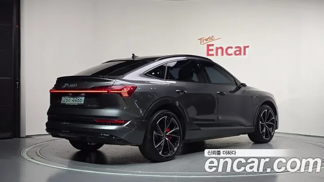 2022 Audi e-tron, foto 2