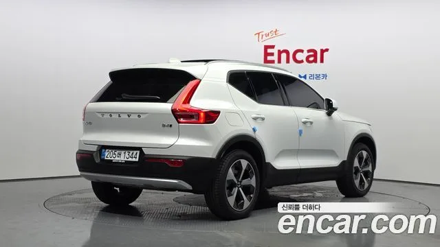 2025 Volvo XC40