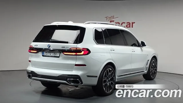 2025 BMW X7, foto 2