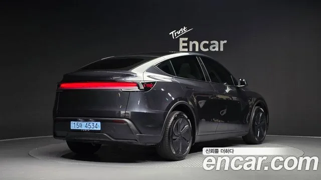 2025 Tesla Model Y, foto 2
