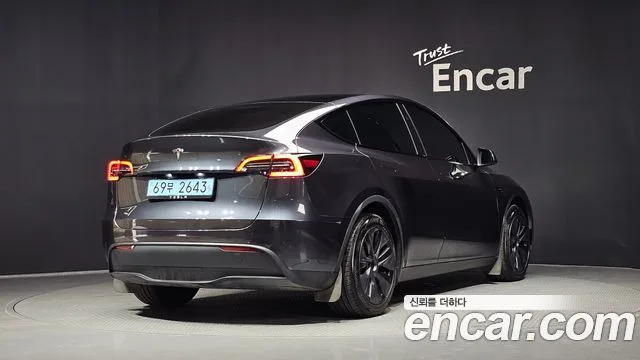 2025 Tesla Model Y, foto 2